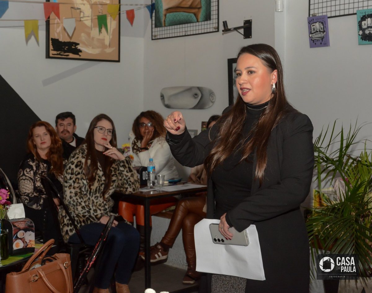 Janile Soares dando palestra para um grupo